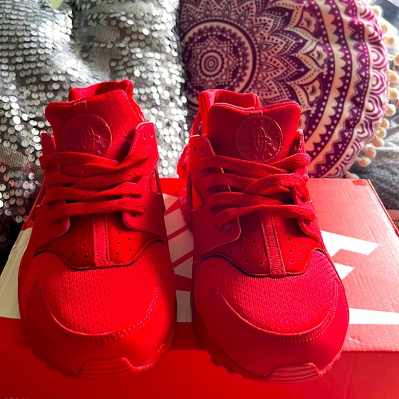 Brand New “ Nike Huarache Run “ sneakers. Red in color, Youth size 6 (us) - Picture 2 of 4